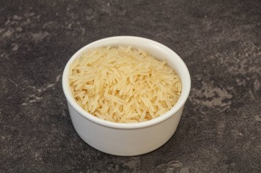 Tabakta çiğ Hint basmati pilavı