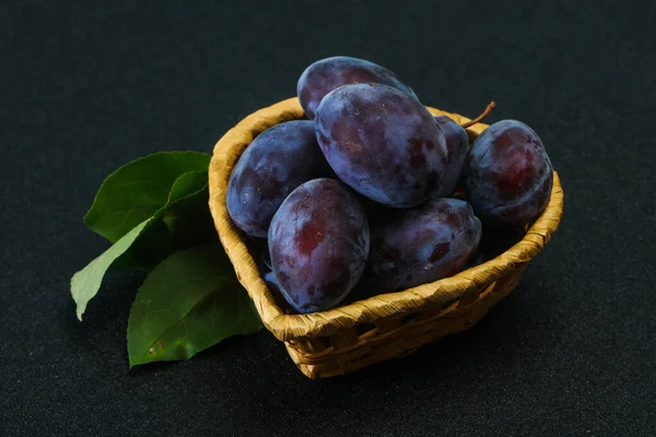 Montón Ciruela Madura Cesta Con Hojas — Foto de Stock