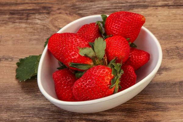 Rijp Zoete Aardbei Kom Met Blad — Stockfoto