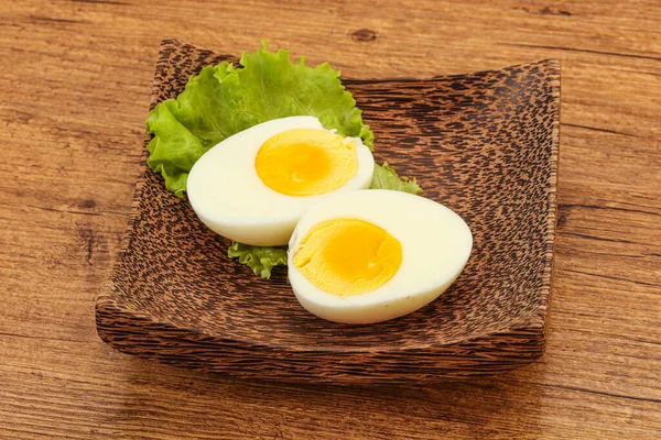 Kawałki Gotowanego Jajka Misce Podawane Liści Sałatki — Zdjęcie stockowe