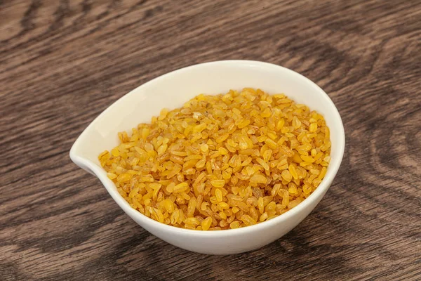 Vejetaryen mutfağı. Kasede pişirmek için kuru bulgur.