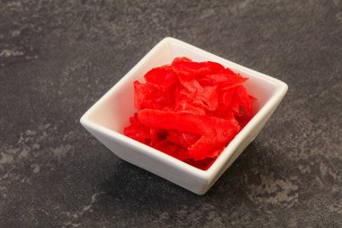 Asya mutfağı terbiye edilmiş zencefil kökü kasede.