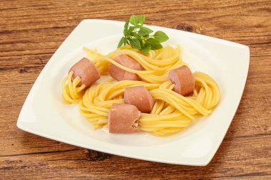 Çocuklar sosisli ve fesleğenli makarna.