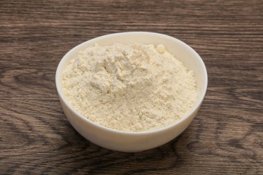 Buğday unu kasede yemek pişirmek için.