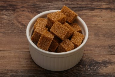 Kahverengi baston şeker yavruları kasede