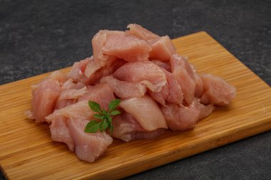 Pişirmek için çiğ tavuk göğsü.