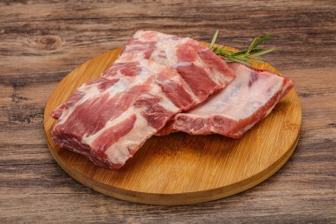 Çiğ domuz kaburgası pişirmek için biberiye servis edilir.