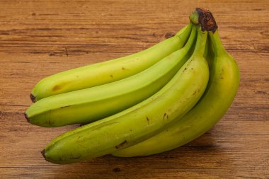 Yeşil tatlı lezzetli muz yığını izole