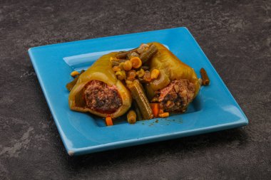 Doldurulmuş dolma dolma biber, et ve pilav.