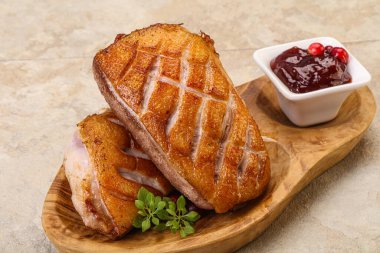 Kızarmış ördek göğsü ve çilek sosu. 