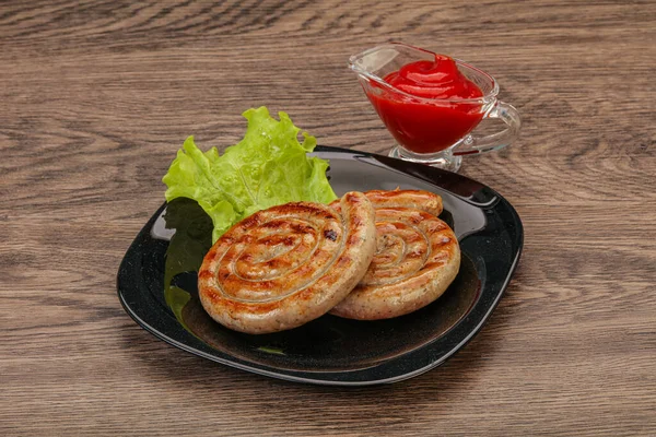 Gegrilltes Rundes Schweinefleisch Leckere Würstchen Mit Sauce — Stockfoto