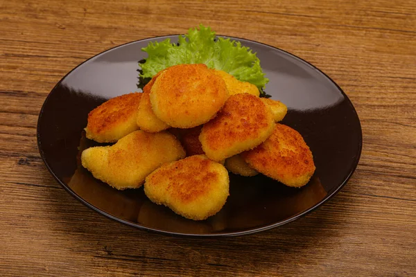 Gefrituurde Smakelijke Kip Nuggets Geserveerd Salade Bladeren — Stockfoto