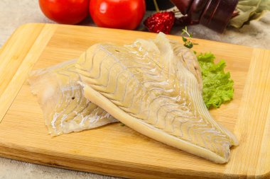 Pişirmek için çiğ balık filetosu