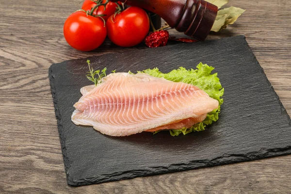 Pişirmek için çiğ tilapia balığı filetosu.