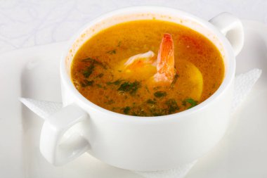 Baharatlı karides çorbası