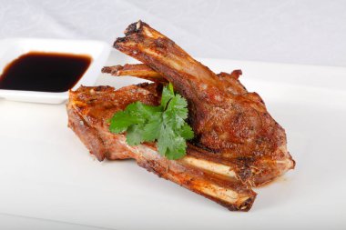 Kişniş yapraklı kuzu rostosu