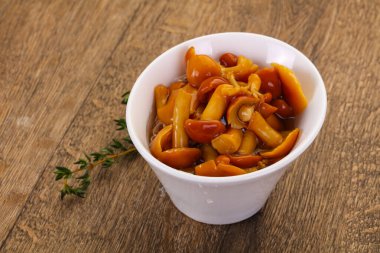 Kavanozda turşulu bal aromalı kekik var.