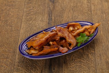 Kasede domuz kulağı var.