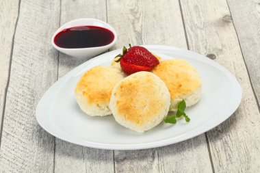 Reçelli krep ve naneli çilek.