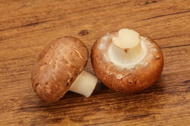 Arka planda Lezzetli Çiğ Kahverengi Şampiyonlar