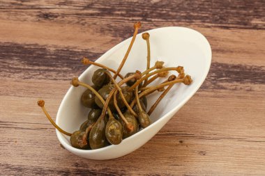 Lezzetli kapari meyveleri kasede 