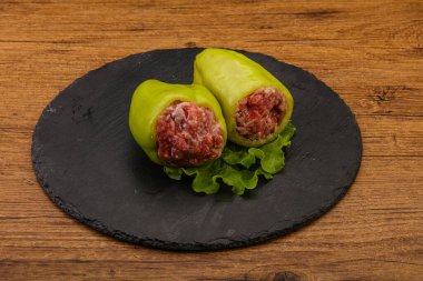 Pişirmek için çiğ biber ve et.