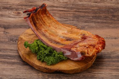 Baharatlı ve otlu domuz pirzolası.