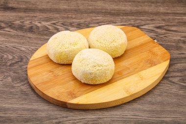 Çiğ patates ezmesi - doldurulmuş patates pirzolası - pişirmek için.