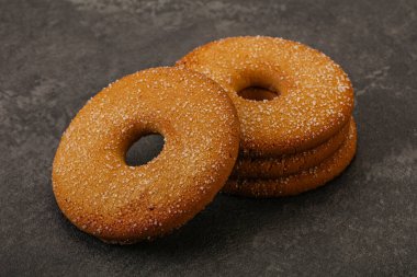 Tatlı ve çıtır çıtır zencefilli kurabiye yığını