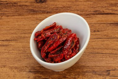 Zeytinyağı ve bitkilerle kurutulmuş domates.