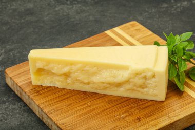 Sert parmesan peynirli fesleğen.