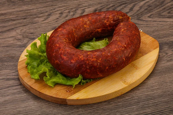 Krakowska Wurst Über Dem Brett Mit Kräutern Und Gewürzen — Stockfoto