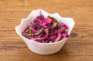 Bitki ve baharatlı kırmızı lahana turşusu