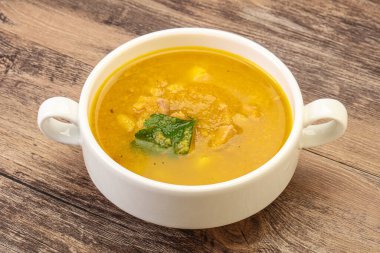 Füme et ve sebzeli bezelye çorbası.