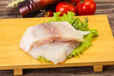 Pişirmek için çiğ pangasius fileto balığı.