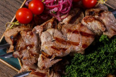 Izgara tavuk ve domuz barbeküsü