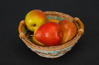 Tahta sepetteki olgun armut yığını.