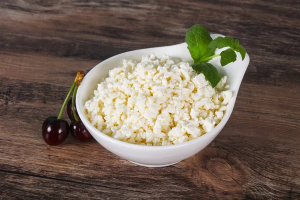 Taze kaymak tabaktaki taze kaymak. Naneli ve vişneli.