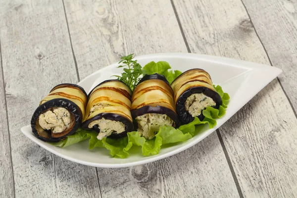 Gevulde Aubergine Met Kaas Kruiden Geserveerd Salade — Stockfoto