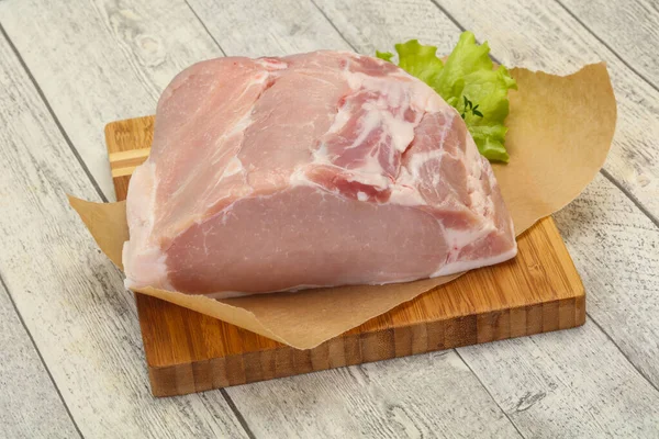 Çiğ domuz eti pişirmeye hazır.