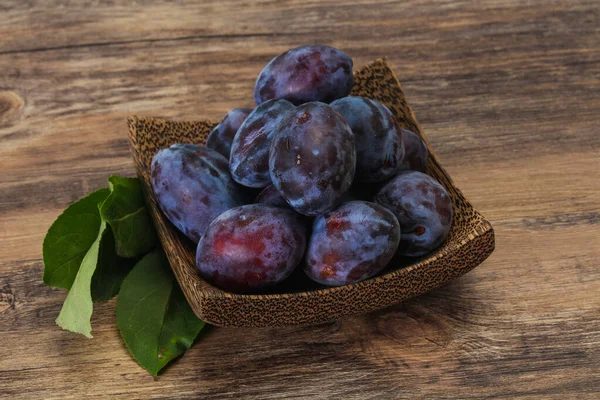 Ripe Plum Heap Basket Leaves — Stock Photo, Image