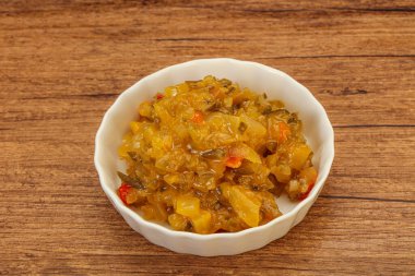 Salatalık ve hardal tohumlu sos.