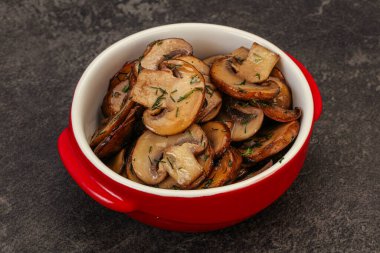 Kavrulmuş şampiyon, kasede otlar ve baharatlar var.