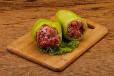 Çiğ dolma yeşil dolma biber ve et.