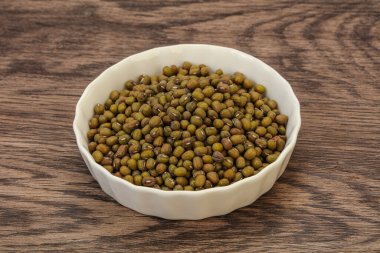 Vejetaryen mutfağı. Pişirmek için kuru yeşil mercimek.