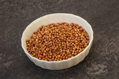 Kuru kişniş tohumları kasede.