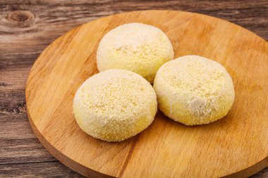 Çiğ patates ezmesi - doldurulmuş patates pirzolası - pişirmek için.