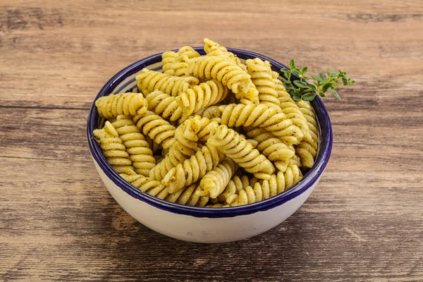 Italienische Nudeln Fusilli Mit Pesto Sauce — Stockfoto