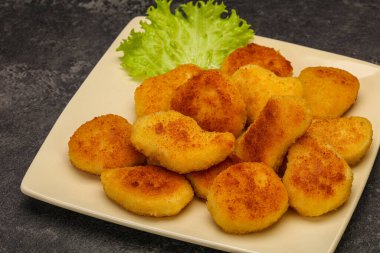 Kızarmış tavuk nugget. Salata yaprakları.