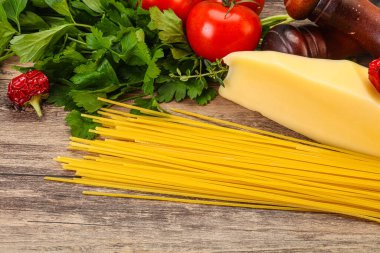 Çiğ İtalyan spagetti yığını, peynir ve sebzeli.